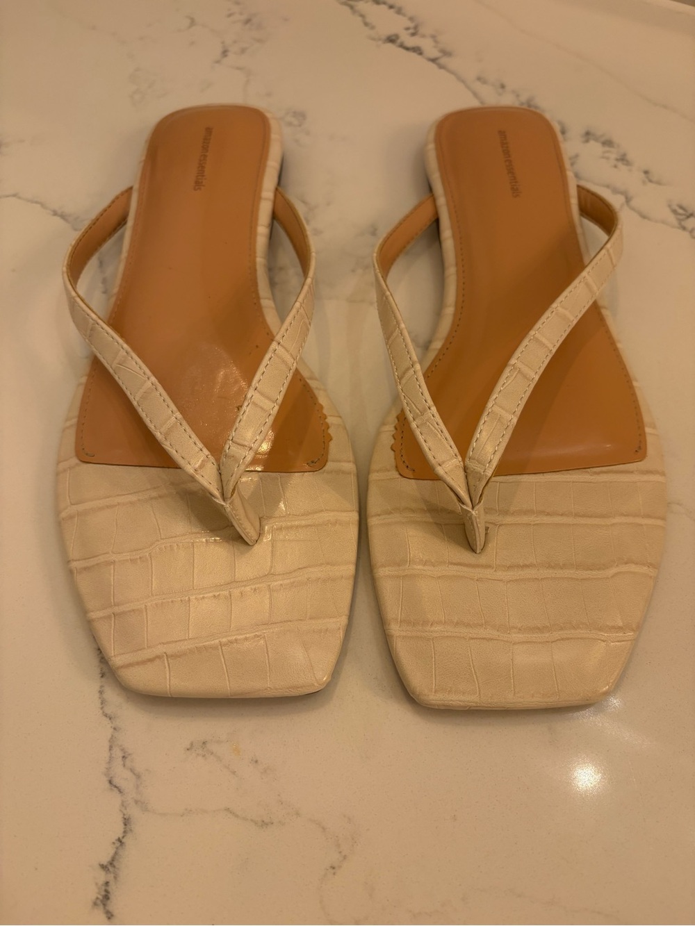 Amazon Essentials Cream Croc-Embossed Thong Sandals
